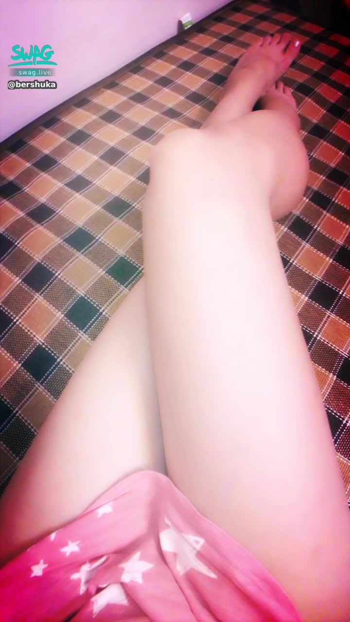bershuka : 美腿秀💙錄好錄滿，哥哥們猜猜看我今天穿的是什麼顏色呢？✨猜中有獎？💙💙