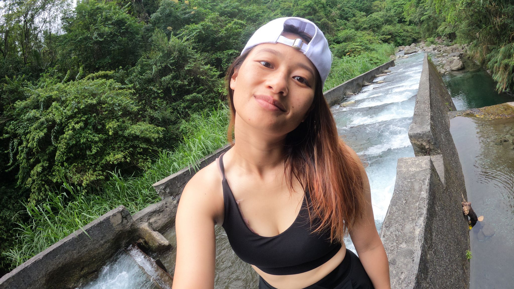 prettyxenia : 我是一個熱愛運動的女生
這是我努力一隻手拿著攝影機攀上瀑布的影片 性感動服 瀑布沖涼
讓你看到美女在大自然的美