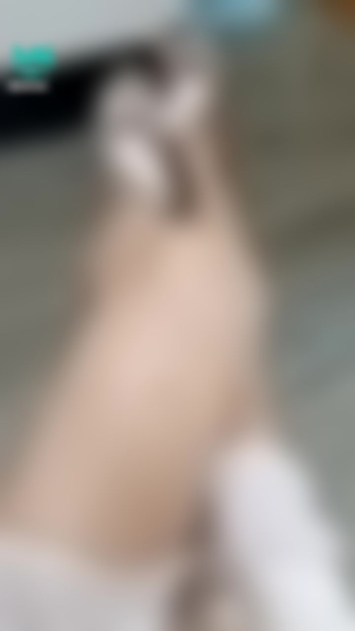 janicee : 有人是足控嗎？anyone with addiction of legs?
