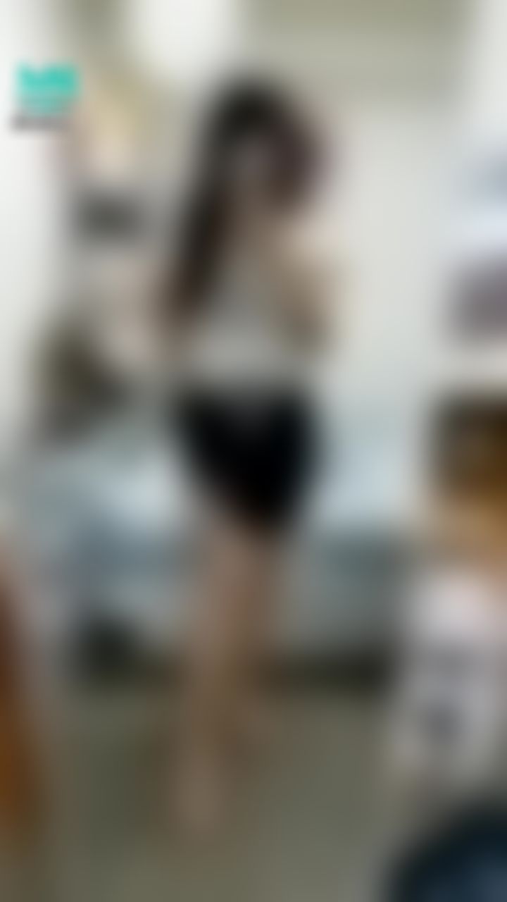 janicee : 熊貓配色，扣環黑色迷你裙black skirt and balloon
昨天拿到的白色氣球~