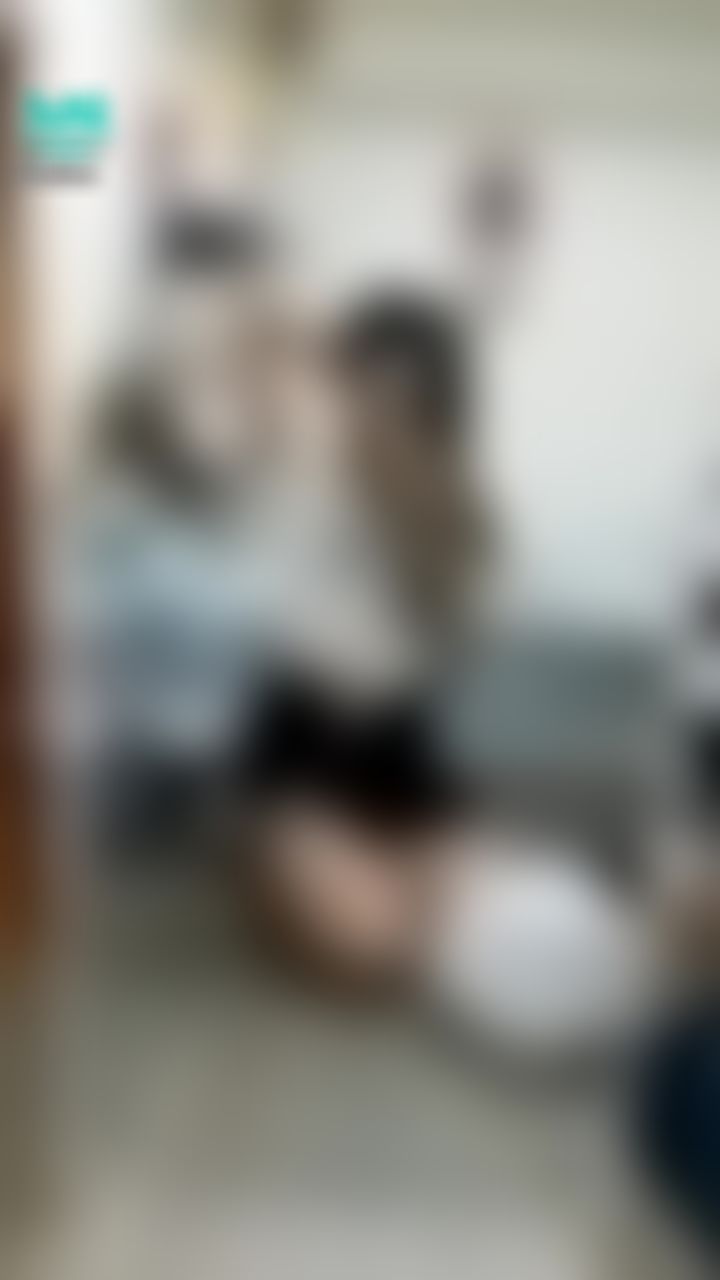 janicee : 跪在地上等誰呢？
白色短T配黑色迷你裙
black skirt with white top