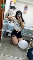 janicee : 跪在地上等誰呢?
白色短T配黑色迷你裙
black skirt with white top