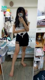 janicee : 這個角度拍起來腿很長legs look long in the mirror
扣環黑色迷你裙black and white