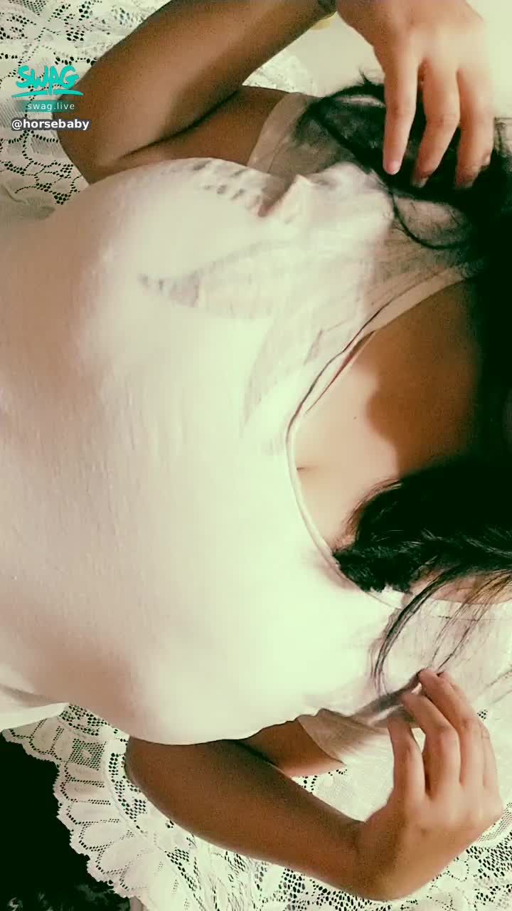 h*******y : 又拉緊衣服又掀開的玩弄巨乳...會不會太壞了😝