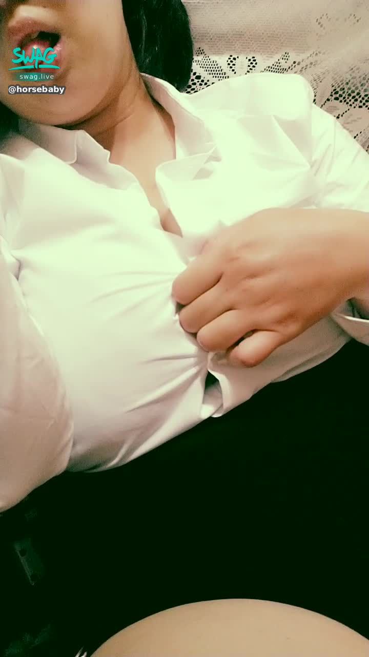 h*******y : 想到就...忍不住脫掉釦子 摸起痘痘了💦🔞