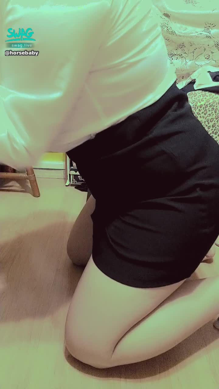 h*******y : 掀開裙子 翹起屁股🈲露出屁眼跟騷穴
最喜歡翹屁股來壞壞了😈