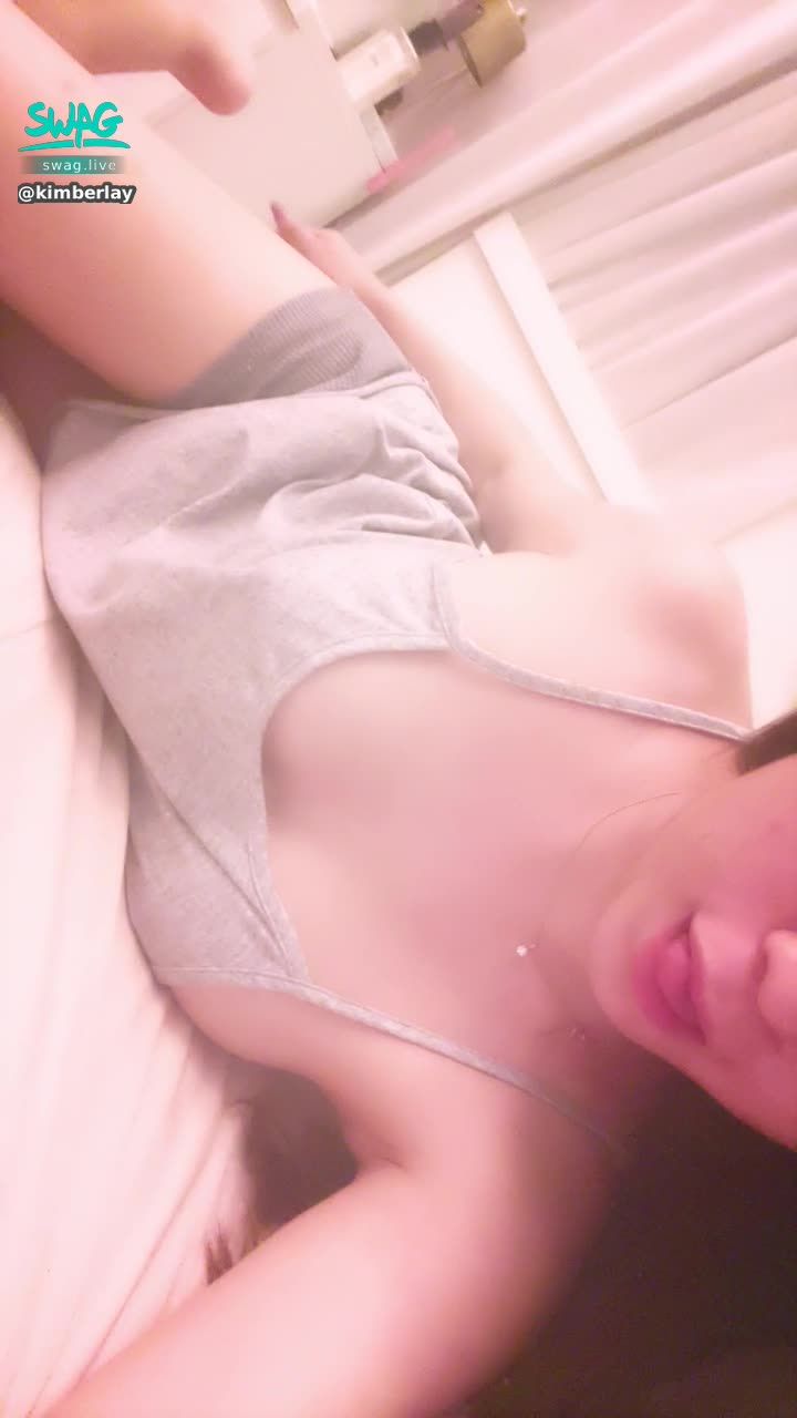 kimberlay : 居家女友自然垂乳 快掉出來的樣子 是不是超欠x