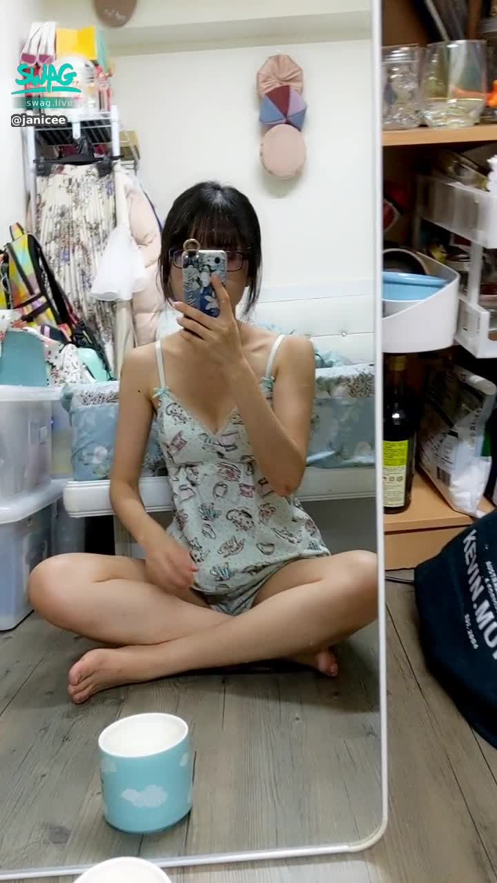 janicee : 下午茶睡衣，前傾時深V透出好曲線，有人想一起來場下午茶嗎？ afternoon tea