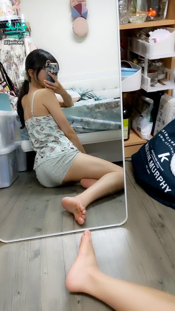 janicee : 睡衣的小短褲透出微笑線♥️
shorts of the pyjamas