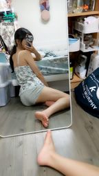 janicee : 睡衣的小短褲透出微笑線♥️
shorts of the pyjamas