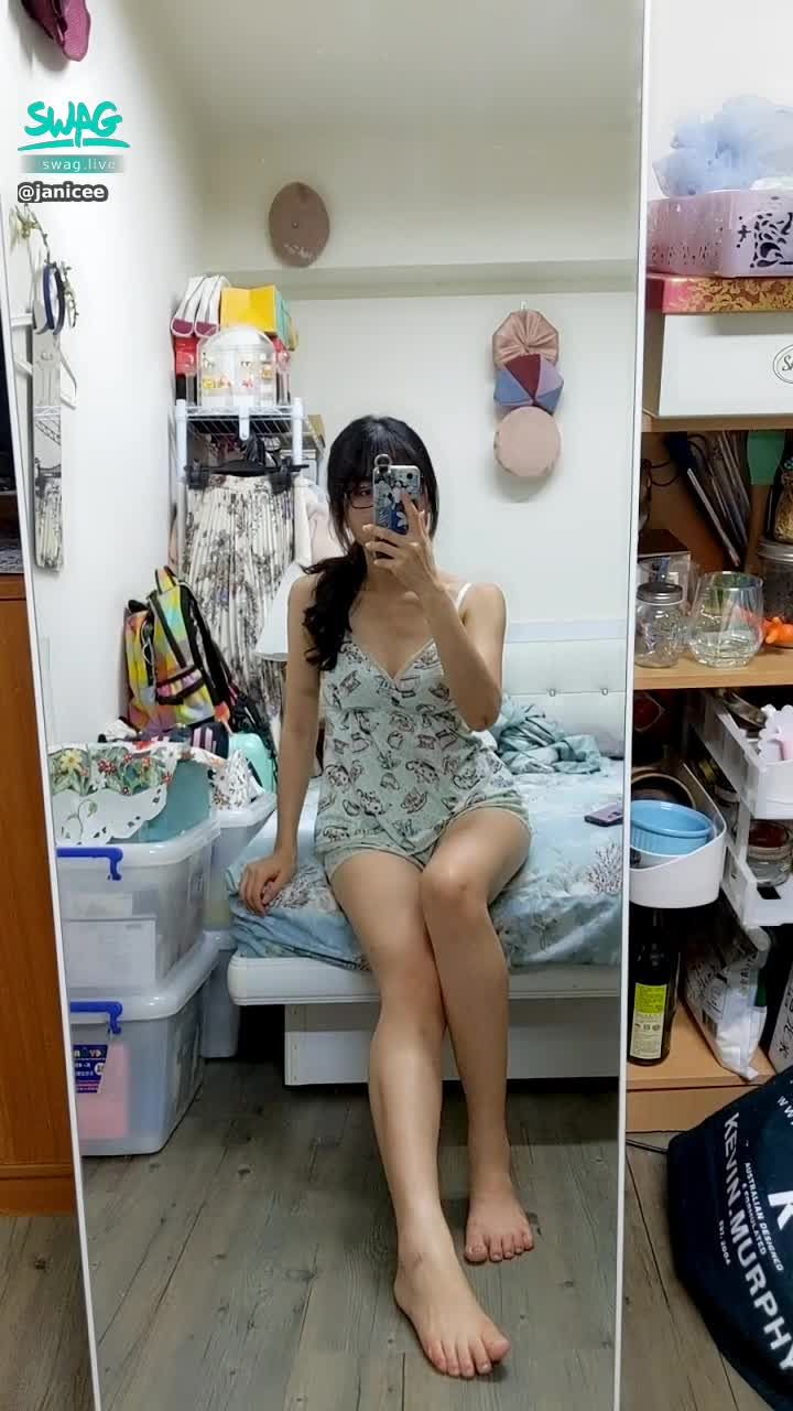 janicee : 赤腳換上睡衣，坐在床沿等著誰呢？
這個角度拍起來腿很長♥️
lovely pyjamas