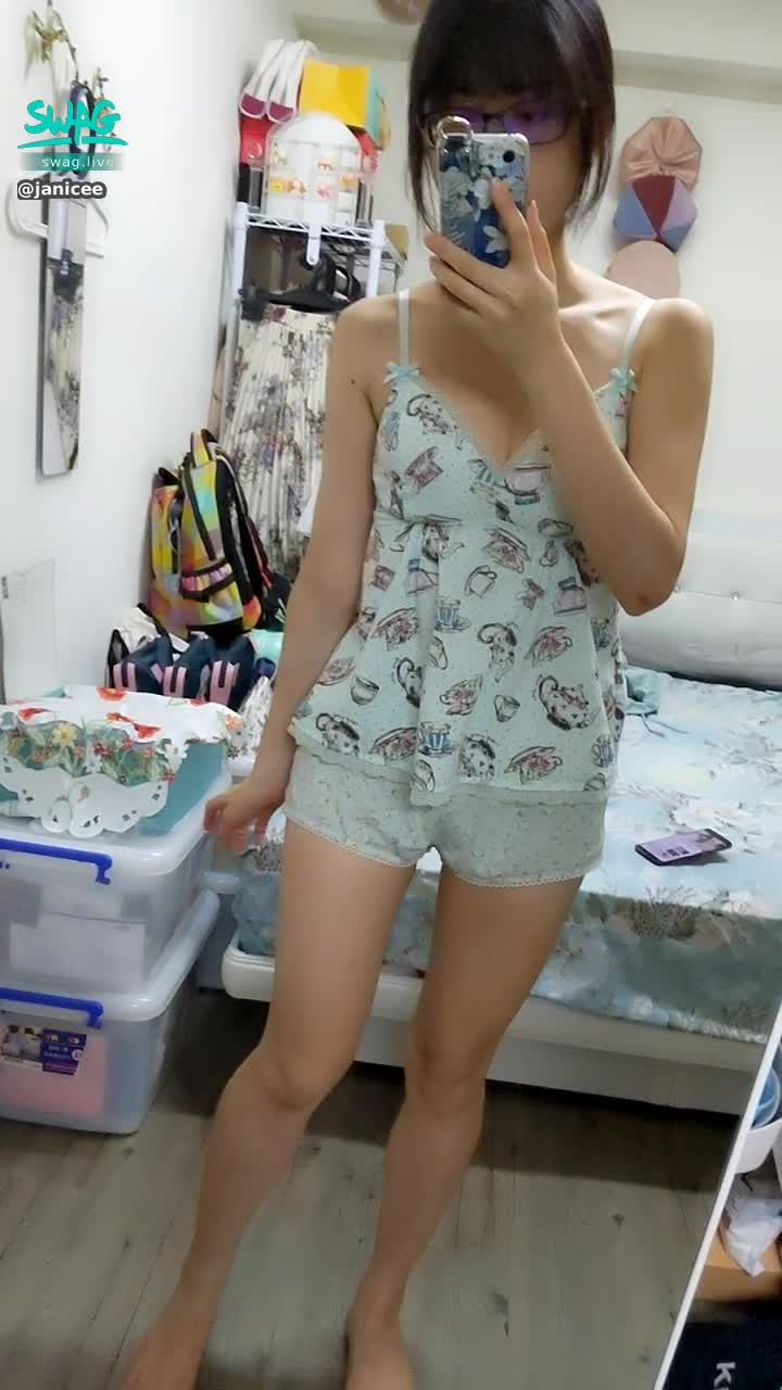 janicee : 近拍下午茶睡衣的深V曲線get closer