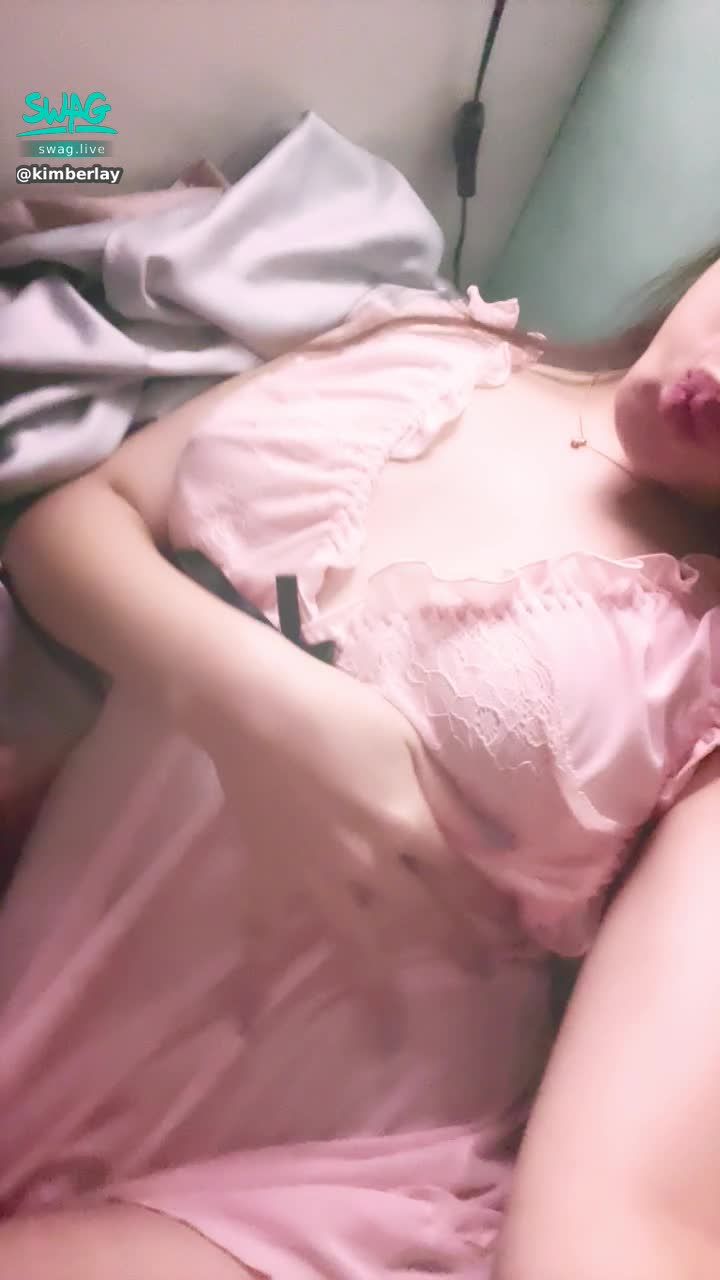 kimberlay : 薄紗睡衣💞薄紗底下會不會是一場妳我的激情❤️‍🔥薄紗透著激凸奶頭今晚要我還是⋯