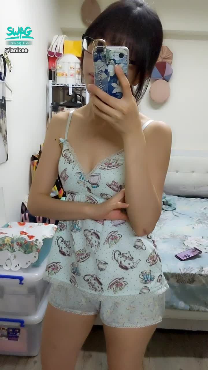 janicee : 粗框眼鏡與深V睡衣
glasses with sleepwear