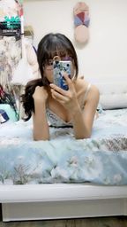 janicee : 低頭時胸前透出的深V線條
lean on the bed