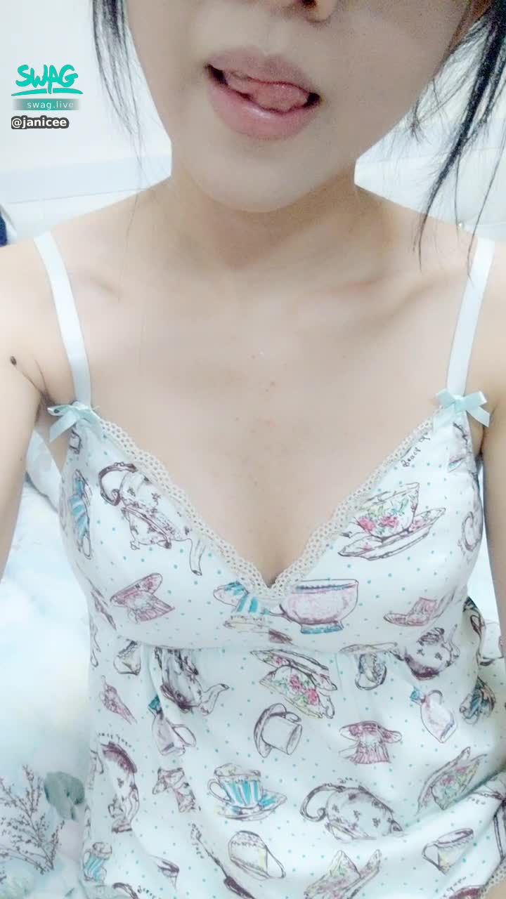 janicee : （舔）可愛的睡衣也能誘惑人嗎？
allure?