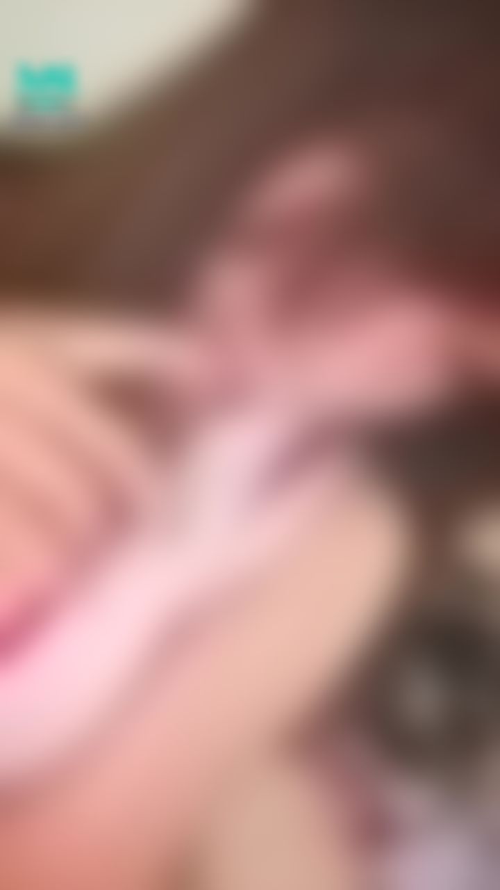  : 😇高衩俏護士😇淫蕩看著你邊摸邊解開拉鍊巨乳炸出是不是好軟