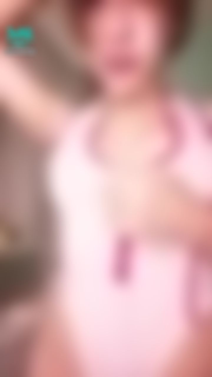  : 😇高衩俏護士😇拉鍊被巨乳彈開