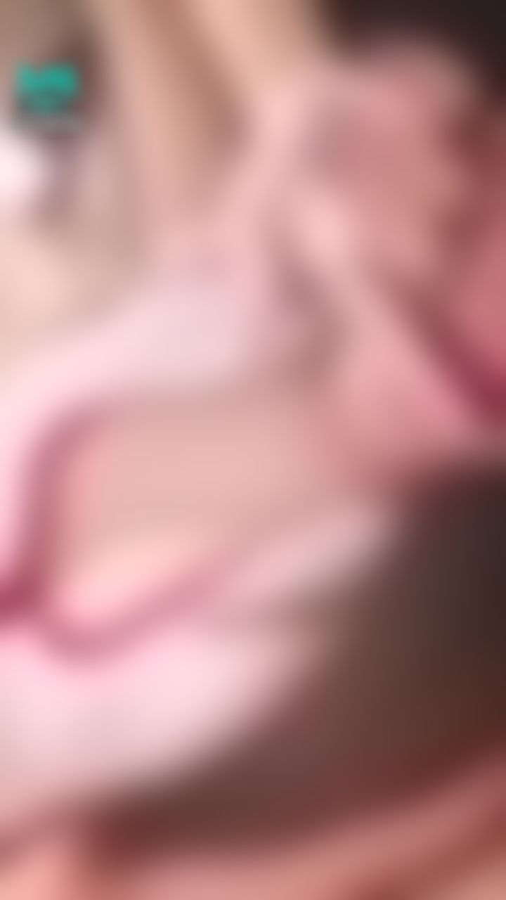  : 😇高衩俏護士😇拉鍊開到肚臍 搓揉迷你葡萄乾