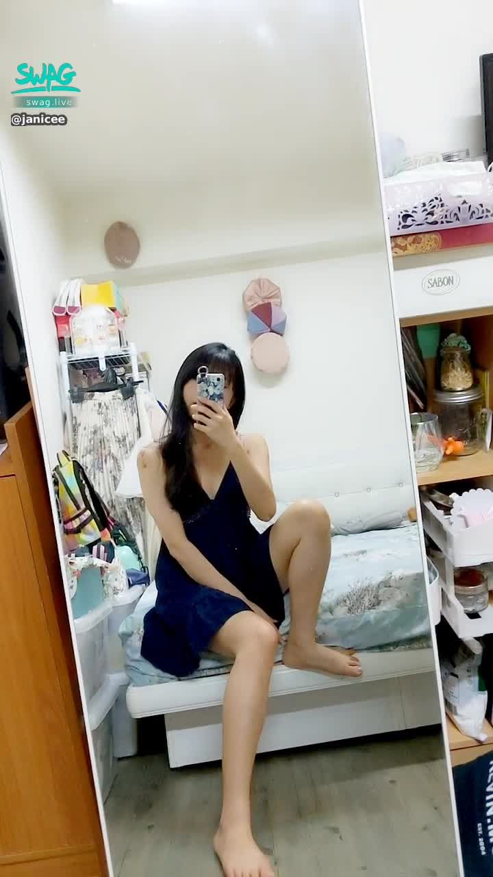 janicee : 胸口低頭時的深V線條，很喜歡這件性感的洋裝♥️
on of my favorite dress