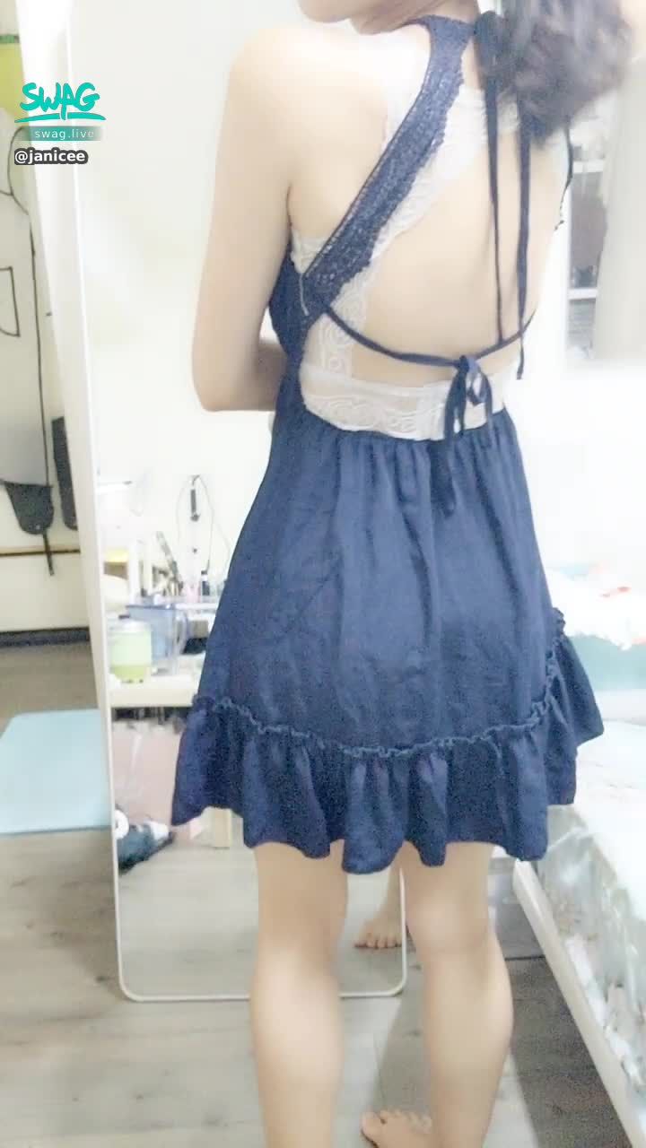 janicee : 背部大挖空設計的小洋裝♥️
ready to go out