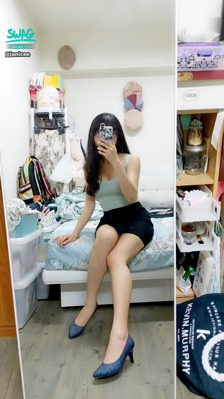 janicee : 溝影畢現與高跟鞋⭐
扣環短裙與低胸短上衣