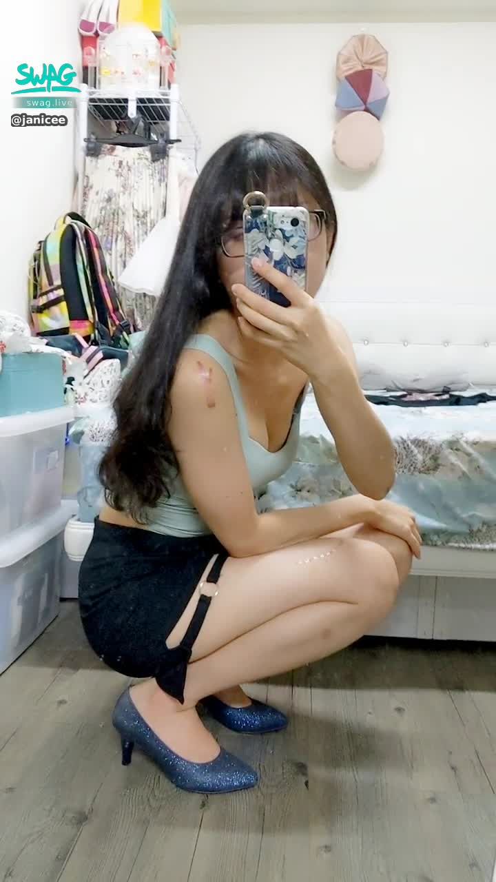 janicee : 蹲低時透出內衣的邊緣
溝影畢現與高跟鞋⭐
扣環短裙與低胸短上衣