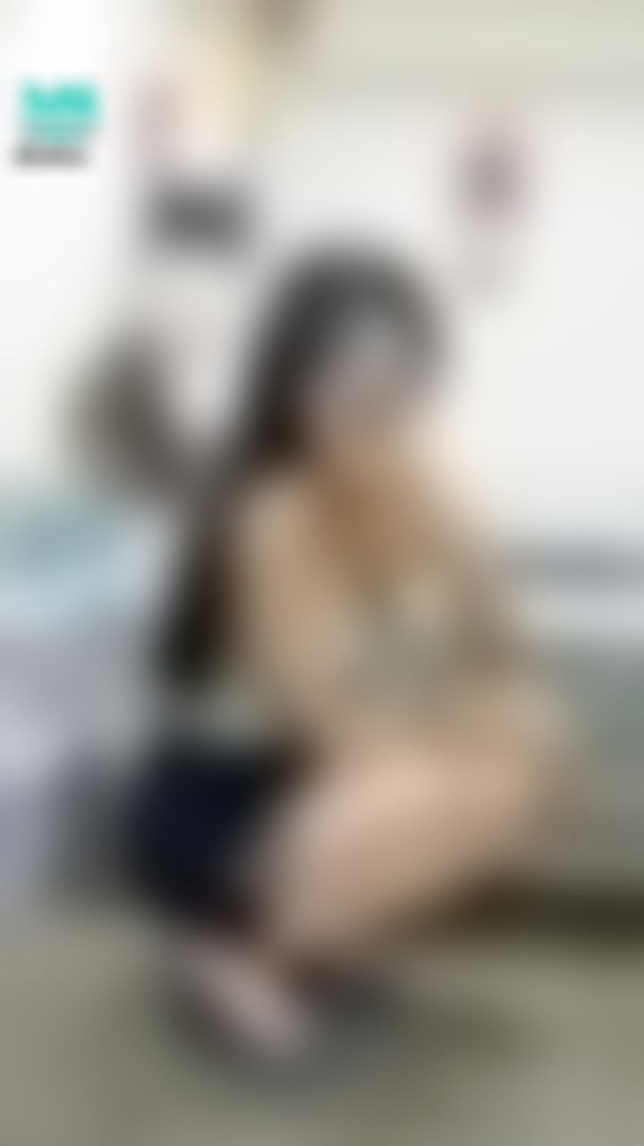  : 蹲低時透出內衣的邊緣
溝影畢現與高跟鞋⭐
扣環短裙與低胸短上衣