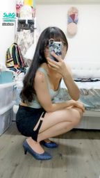 janicee : 蹲低時透出內衣的邊緣
溝影畢現與高跟鞋⭐
扣環短裙與低胸短上衣