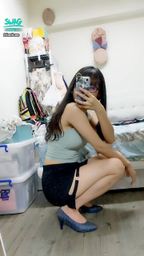 janicee : 蹲低溝影畢現的線條
高跟鞋搭配扣環短裙與低胸短上衣