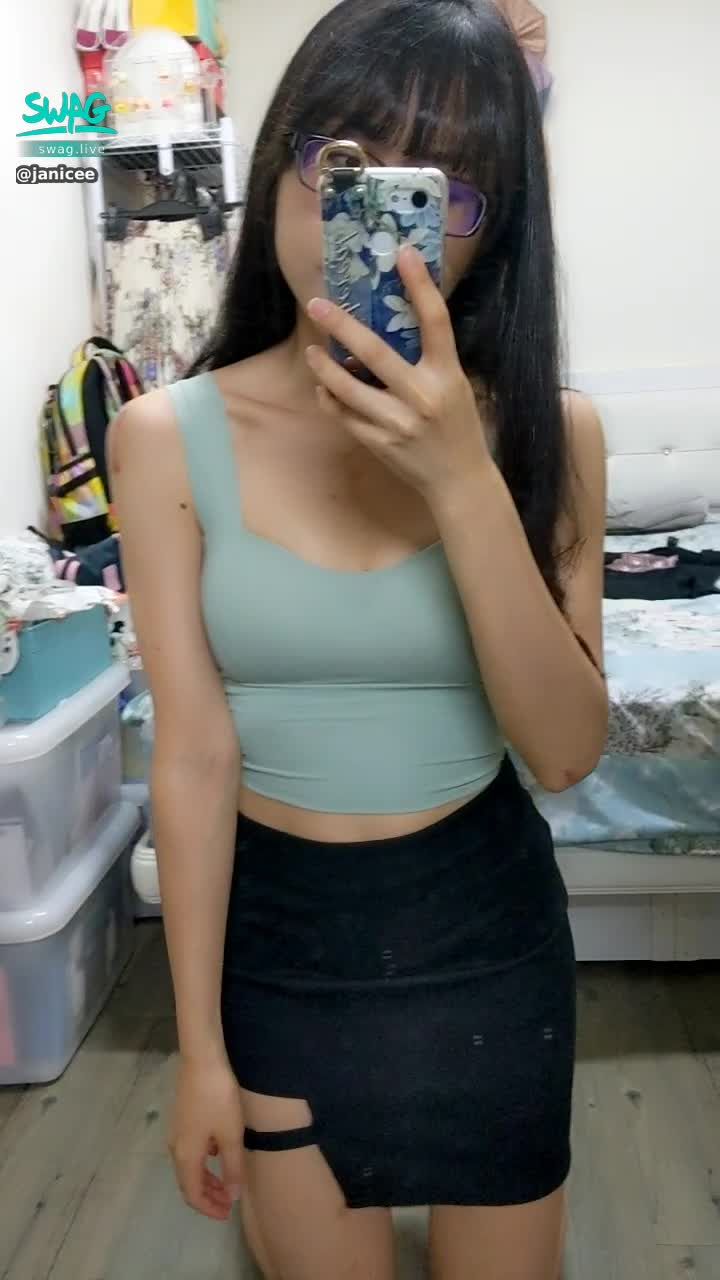 janicee : 跪在地上，溝影畢現與高跟鞋⭐
扣環短裙與低胸短上衣
