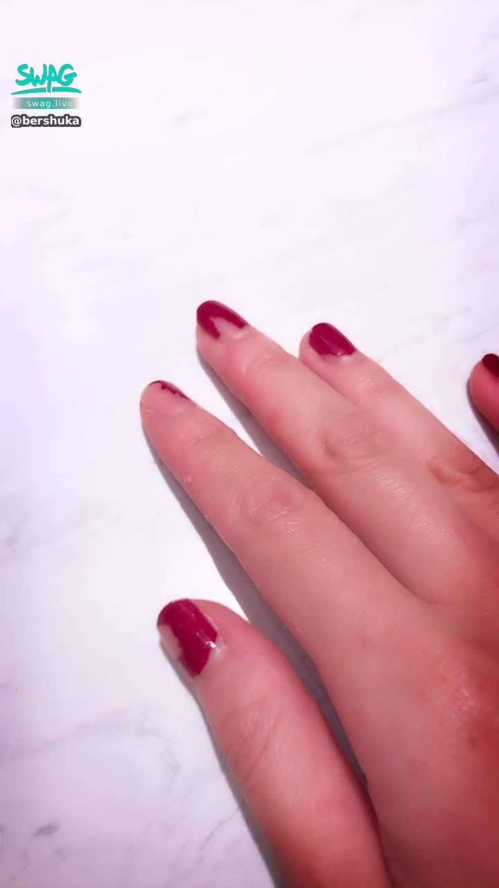 bershuka : 昨天忙著幫閨蜜做飾品DIY，結果我的指甲慘掉漆😥😥，不知道有沒有粉絲想贊助我做新指甲呢？
顏色可以你指定呦！
我將額外贈送「新指彩入鏡」的個人獨家影片💙💙💙