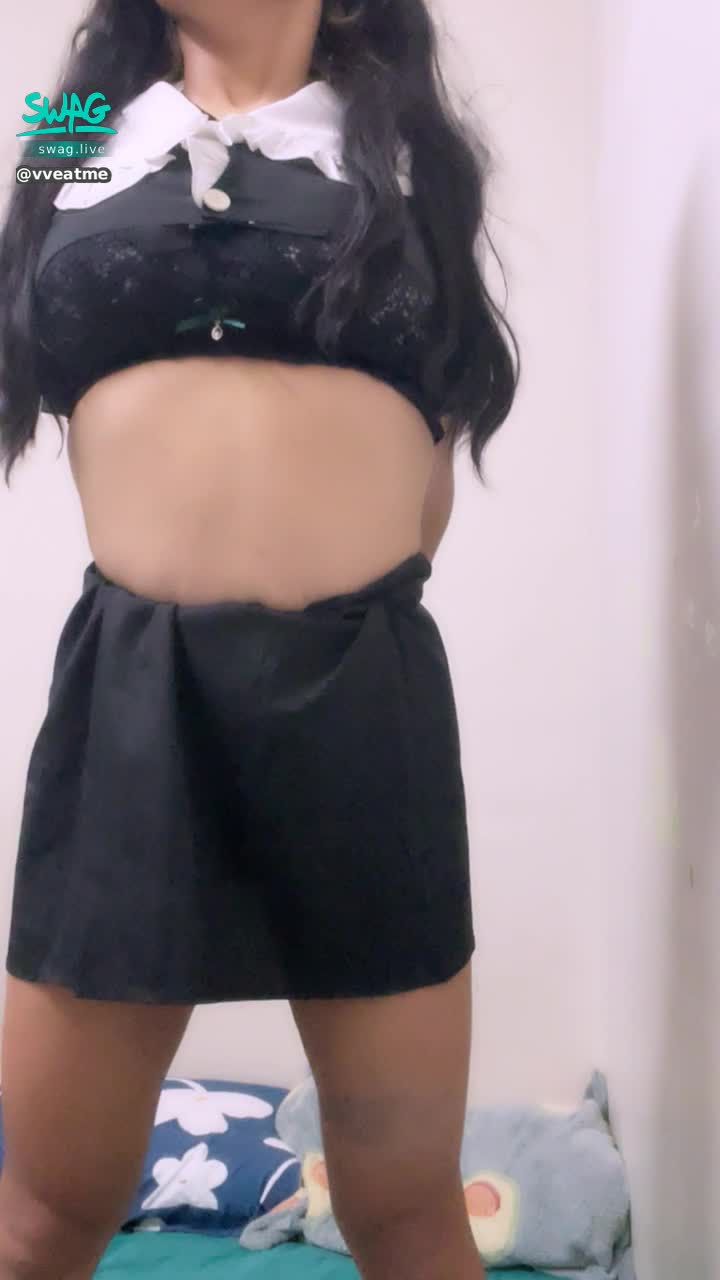  : 不是很乖的學生 被罰站了🥺
可是其實 衣服好像比較短🤪