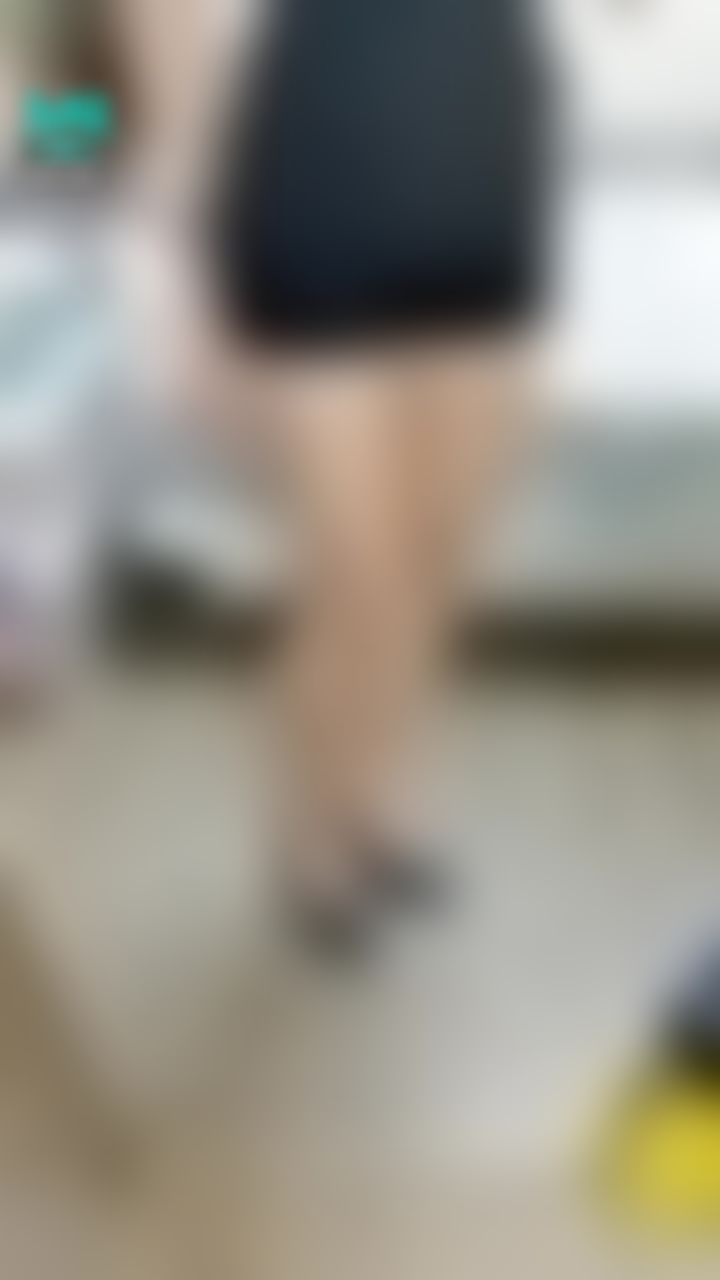 janicee : 測試微笑線的彈力，身上的紋身貼紙要掉光了
胸口鏤空設計的白色編織美背小可愛配小短褲，露出腰線
搭配高跟鞋，夏日海灘風高馬尾look
summer vibe