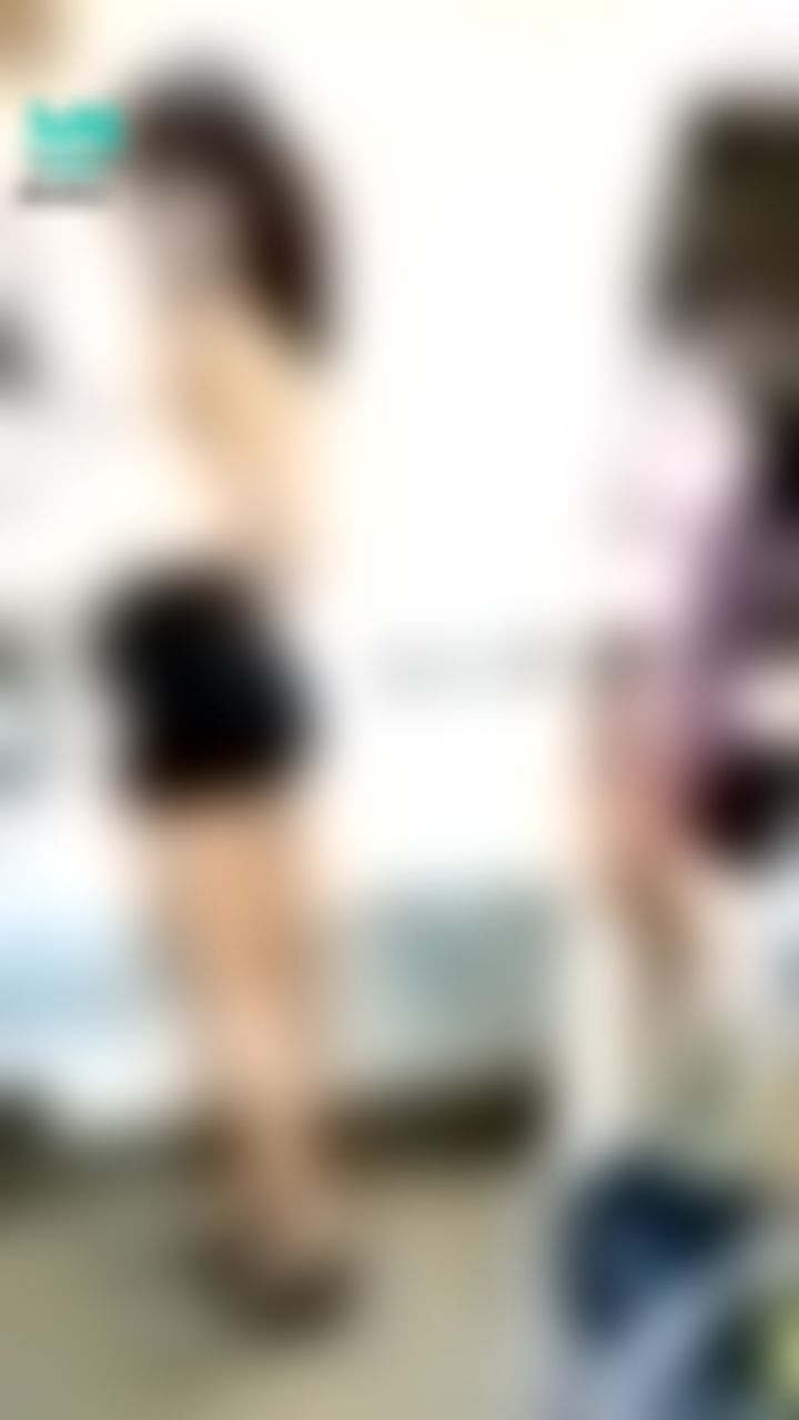 janicee : 露出微笑線的短褲~♥️
白色鏤空編織小可愛配小短褲，露出腰線
搭配高跟鞋，夏日海灘風高馬尾look
summer vibe