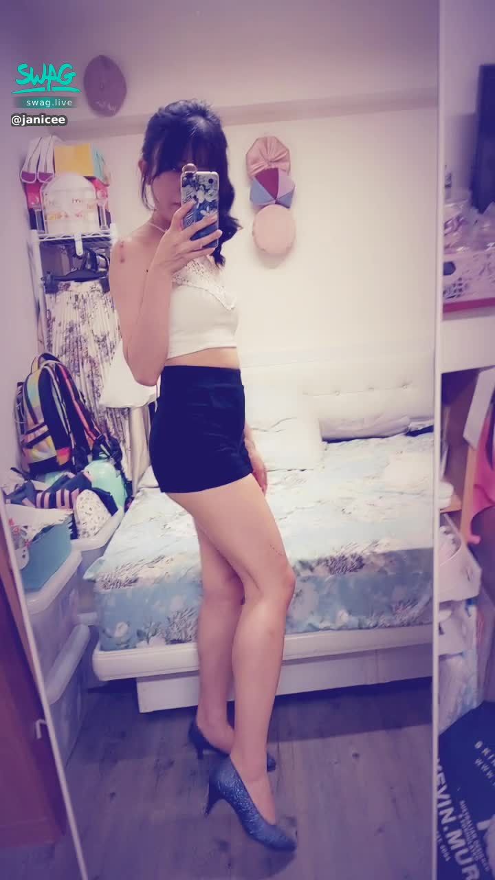 janicee : 充滿彈力的的微笑線♥️
胸口鏤空設計的白色編織美背小可愛，搭上配小短褲，露出腰線
搭配高跟鞋，夏日海灘風高馬尾look
summer vibe