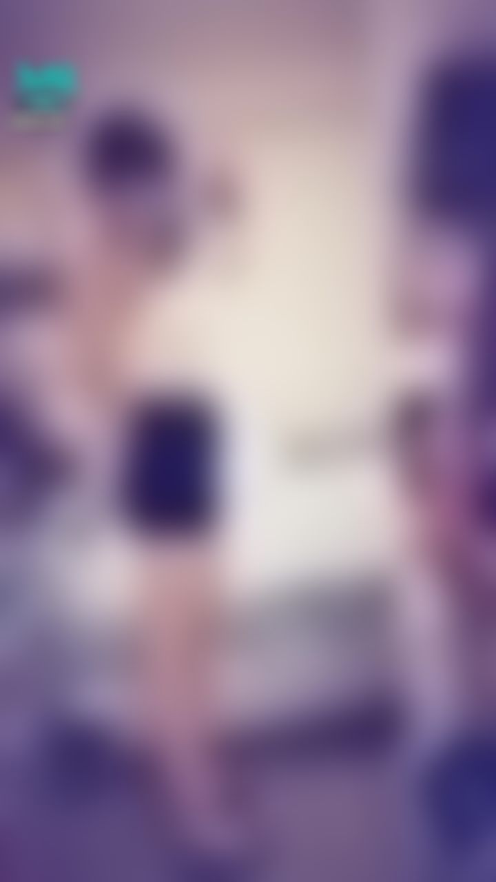 janicee : 充滿彈力的的微笑線♥️
胸口鏤空設計的白色編織美背小可愛，搭上配小短褲，露出腰線
搭配高跟鞋，夏日海灘風高馬尾look
summer vibe