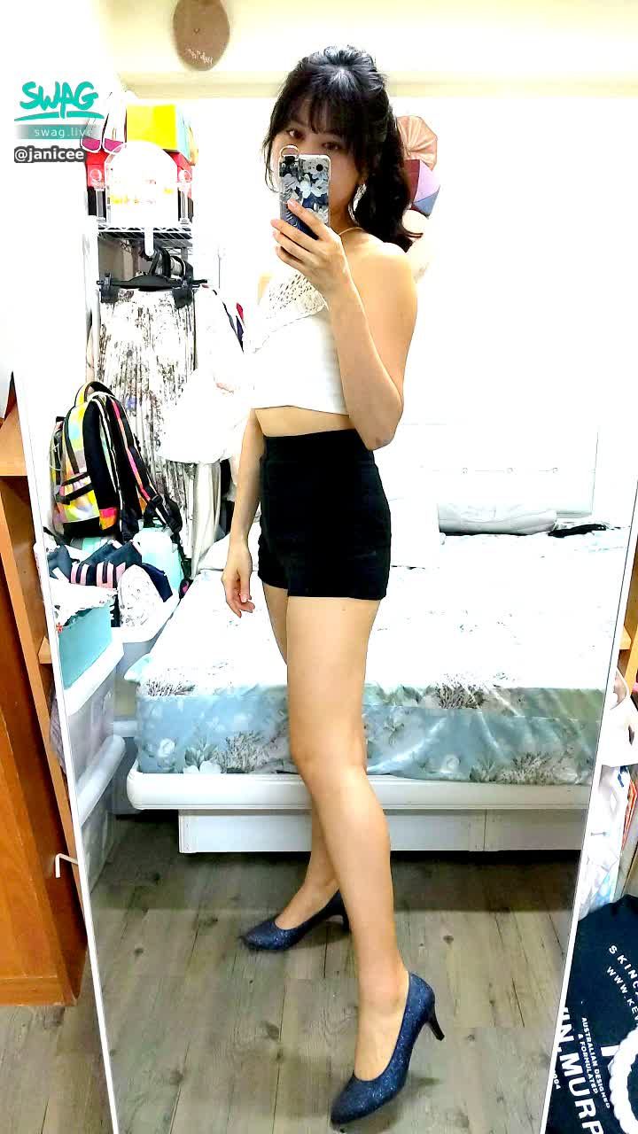 janicee : 白色鏤空編織小可愛配小短褲，與高跟鞋
夏日海灘look
summer vibe