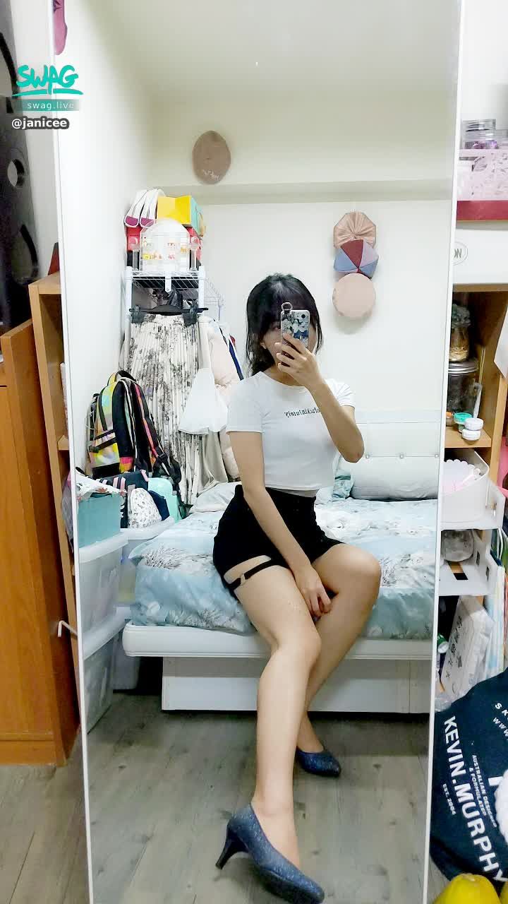 janicee : 如果你的秘書穿成這樣，你會…？
這樣的迷你裙夠誘人嗎？
if I were your secretary...