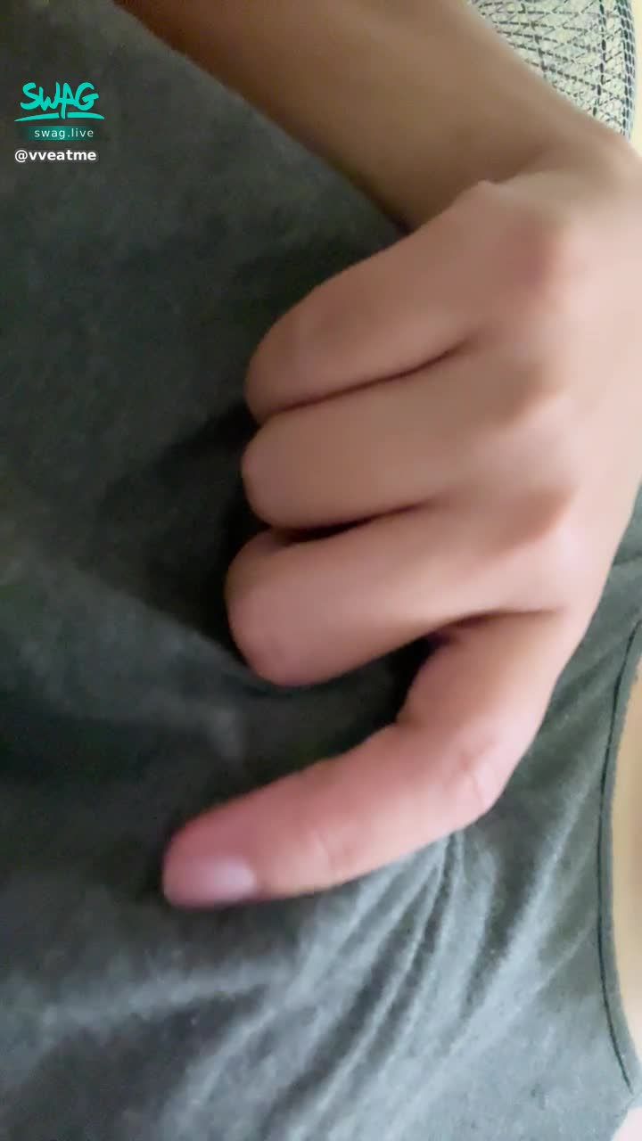 v*****e : 寂寞的夜晚寂寞的V🥲
常有哥哥問V是不是可以舔到自己奶頭
是的可以😝還可以吸到😳