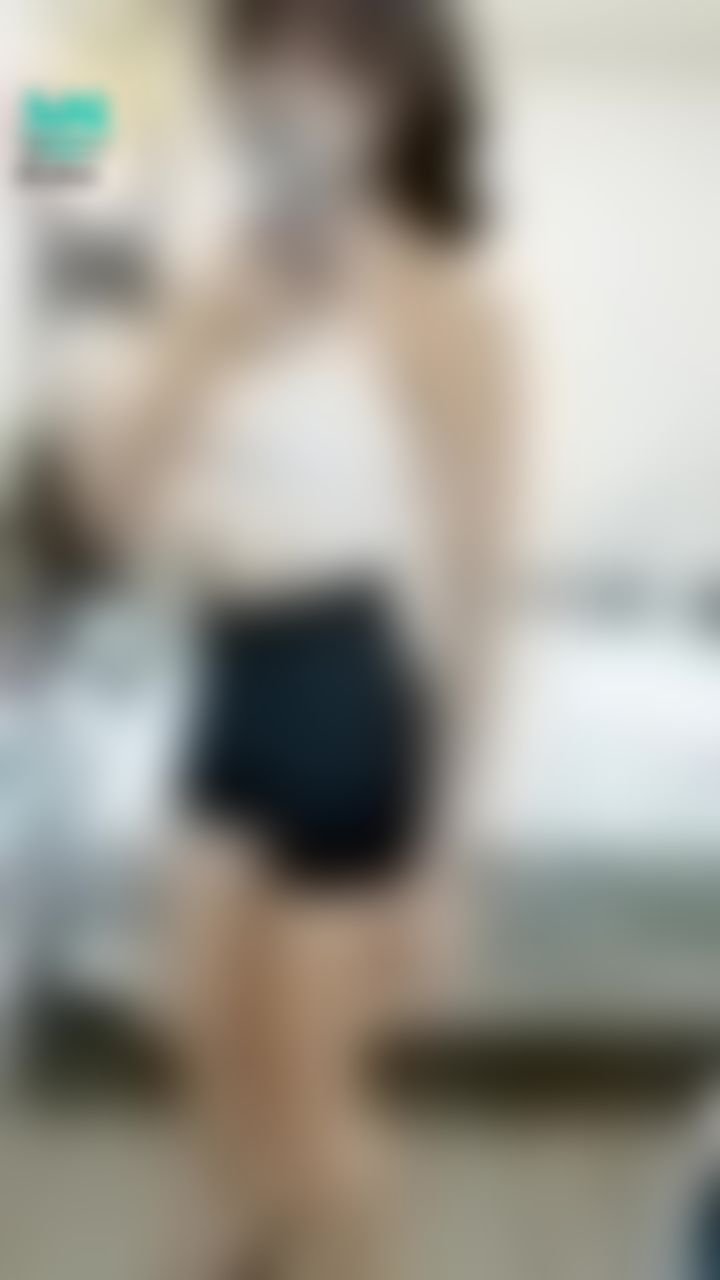 janicee : 背面的富有彈性的微笑線
胸口的鏤空設計的編織美背小可愛配小短褲，露出腰線
搭配高跟鞋，夏日海灘風高馬尾look
summer vibe