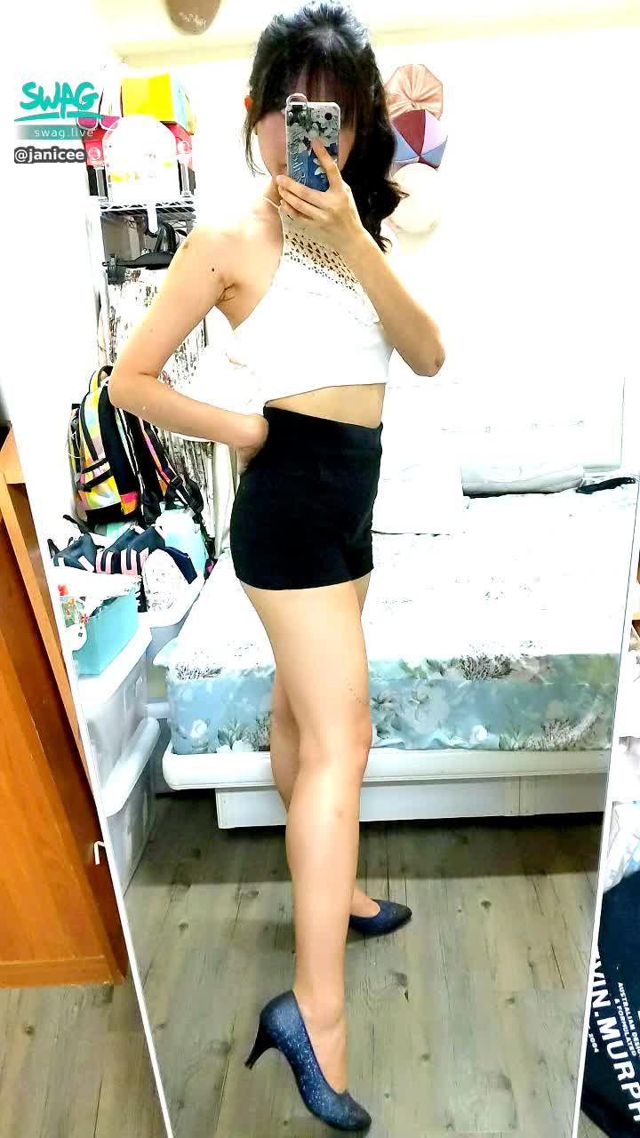 janicee : 背面的微笑線，與胸口的鏤空設計
白色編織美背小可愛配小短褲，露出腰線
搭配高跟鞋，夏日海灘風高馬尾look
summer vibe