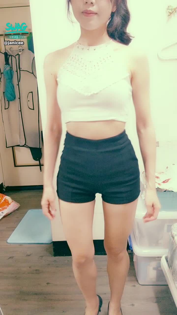 janicee : 臀部的微笑線與胸口的鏤空設計 ：）
白色編織美背小可愛配小短褲，露出腰線
搭配高跟鞋，夏日海灘風高馬尾look
summer vibe