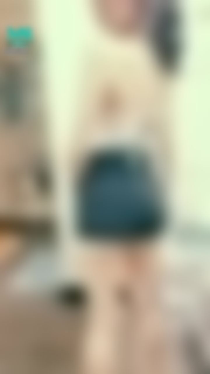 janicee : 臀部的微笑線與胸口的鏤空設計 ：）
白色編織美背小可愛配小短褲，露出腰線
搭配高跟鞋，夏日海灘風高馬尾look
summer vibe