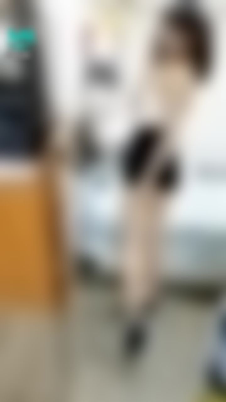 janicee : 彈力微笑線⭐
胸口的鏤空設計
白色編織美背小可愛配小短褲，露出腰線
搭配高跟鞋，夏日海灘風高馬尾look
summer vibe