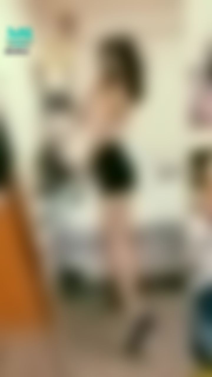 janicee : 背面透出的微笑線與臀型⭐
白色鏤空編織小可愛配小短褲，露出腰線
搭配高跟鞋，夏日海灘風高馬尾look
summer vibe