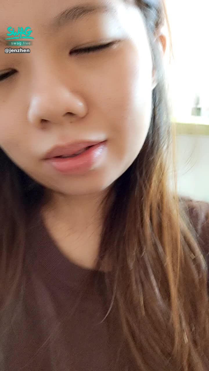 jenzhen : 🌚🌄 肩膀昨天半夜好酸，打了疫苗后, 过度自慰，导致肩膀受伤了😭 导致现在才起床😂 起床的第一尿🤭