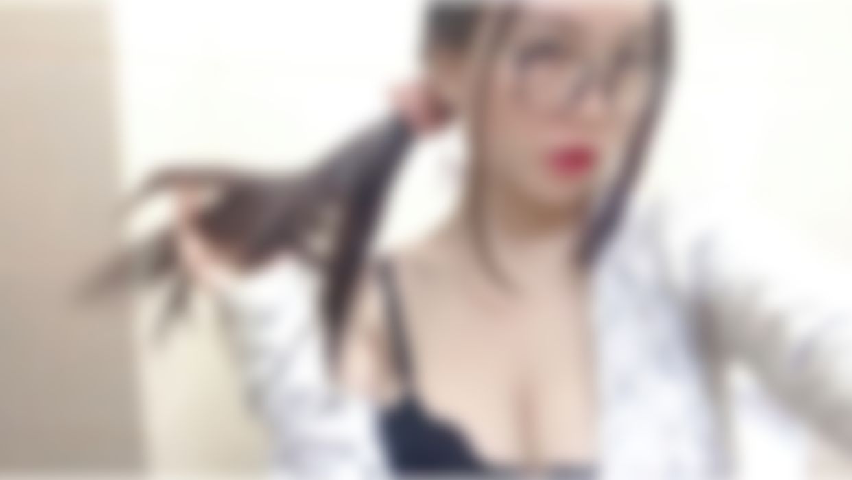 celinne : Sexy glasses girl🤤💦