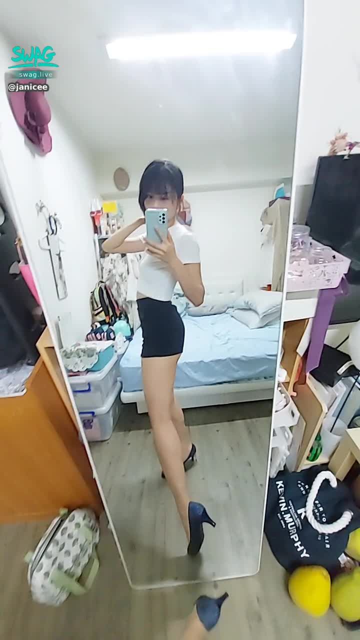 janicee : 彈力微笑線♥️
新手機的鏡頭拍起來未免太廣角了吧（汗）