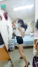janicee : 想摸摸看這個微笑線嗎?
只有在app內拍出來新手機才會這麼糊,好詭異唷,到底是用哪個鏡頭qq